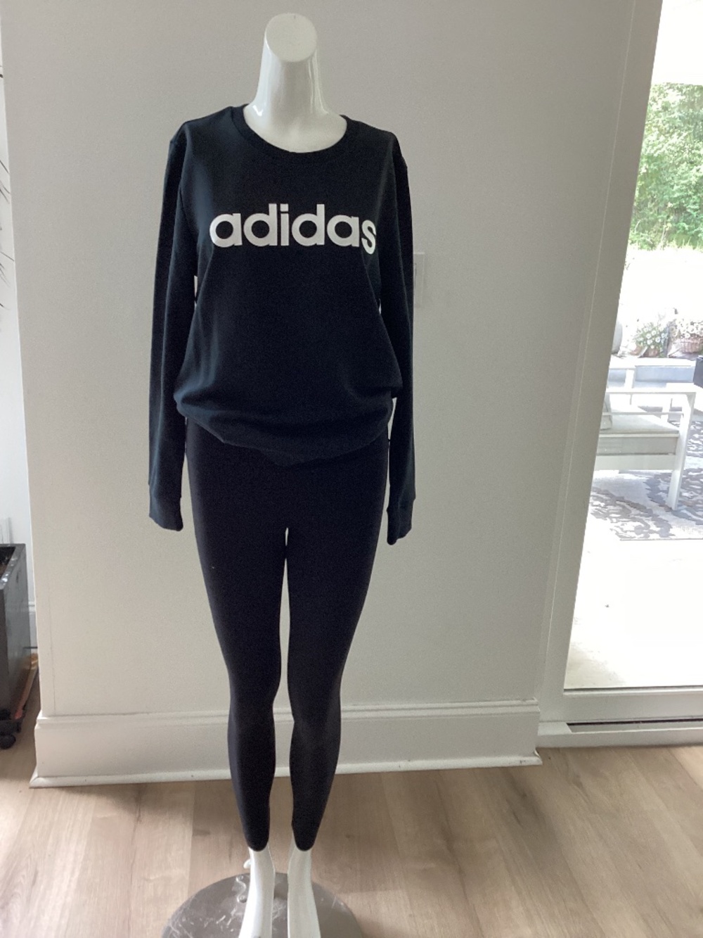 NWT ADIDAS Women’s black Pullover Sweatshirt Medium crewneck Top logo